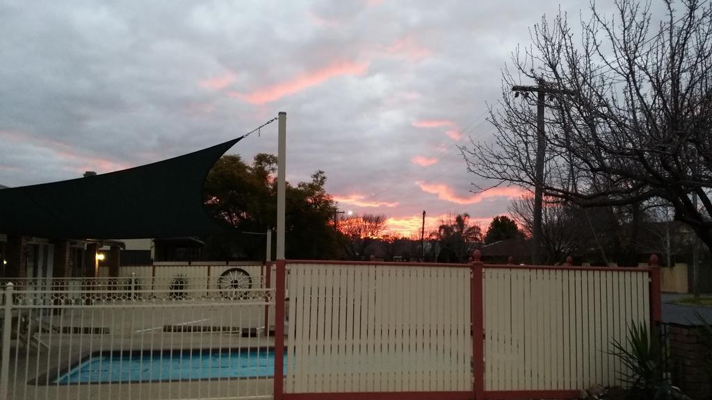 Shepparton Motor Inn Tudor House Motel Екстериор снимка
